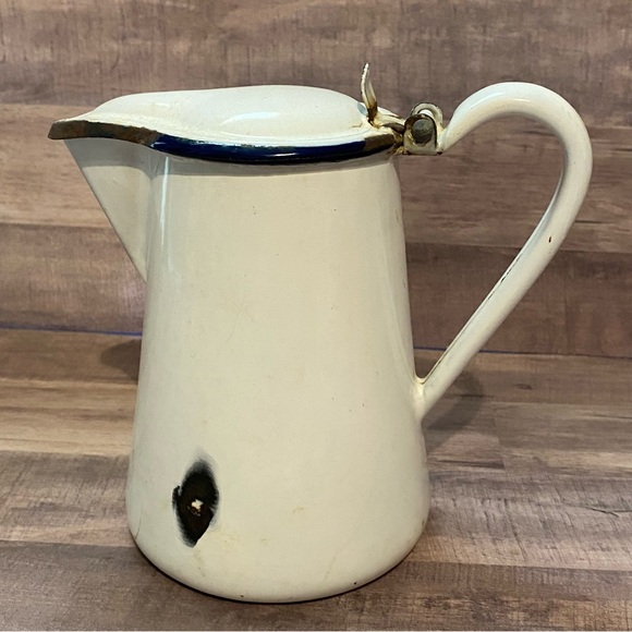 6.5” Vintage Enamelware Pitcher with Lid White with‎ blue trim - Picture 1 of 11
